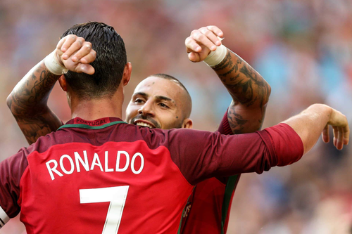 ronaldo abraça quaresma.jpg