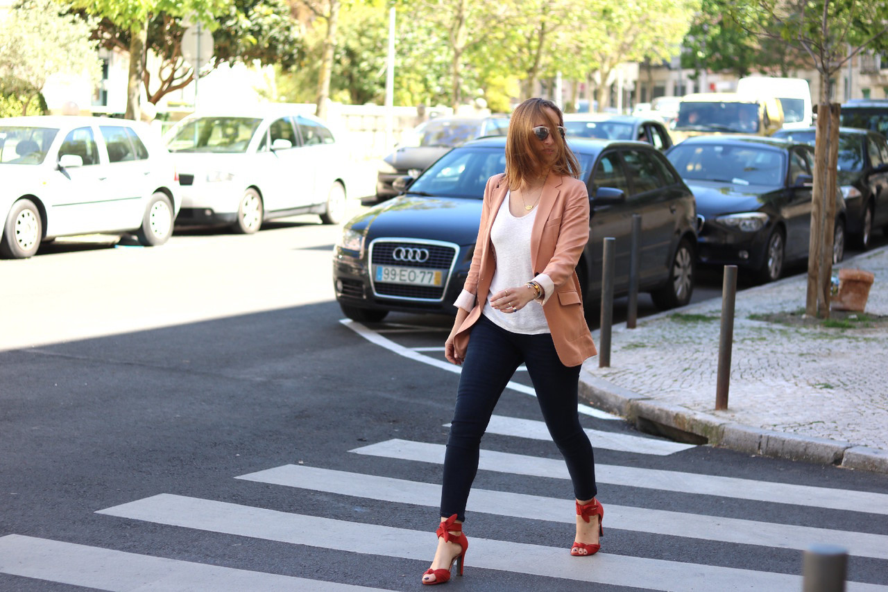 19556701_ZZ6HM.jpg 19556701_ZZ6HM.jpg